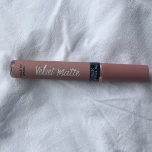 BNWT (TWO) VS Velvet Matte Cream Lip in “ADORED”